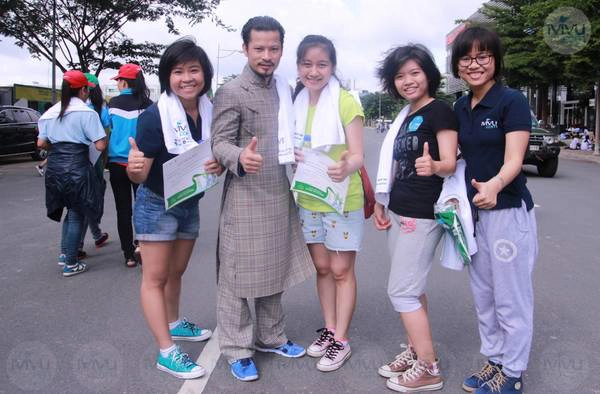 Doanh nhân Hùng Cửu Long – Một trong những gương mặt Đại sứ của “Run To Future 2014” chụp hình kỷ niệm cùng nhân viên của iVIVU.com. Ảnh: iVIVU.com