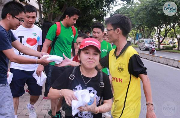 Những chiếc khăn được cung cấp bởi iVIVU.com là một trong những món đồ được yêu thích nhất trong chương trình. Ảnh: iVIVU.com