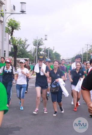 Nhân viên iVIVU.com luôn nổ lực hết mình về về đích.