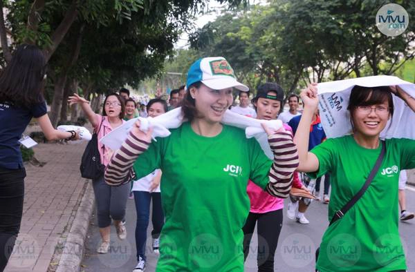 "Mình cũng muốn có chiếc khăn từ iVIVU.com" . Ảnh: iVIVU.com