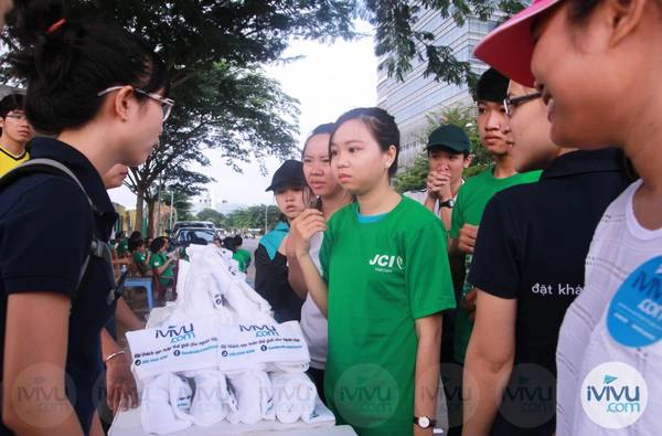 iVIVU.com luôn sẵn sàng "tiếp sức" mọi lúc mọi nơi. Ảnh: iVIVU.com