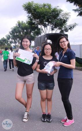 Với sự nhiệt tình và tận tâm của mình, đội ngũ nhân viên của iVIVU.com chắc chắn đã để lại những hình ảnh tốt đẹp trong mắt những người tham gia  cuộc chạy bộ ‘Run To Future 2014". Ảnh: iVIVU.com