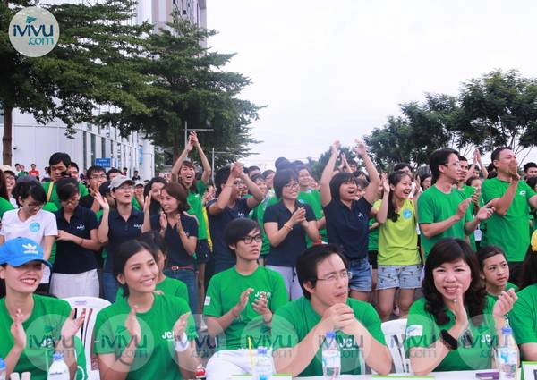 Không khí sôi động trước khi cuộc chạy bộ diễn ra. Ảnh: iVIVU.com