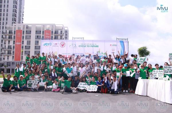 Tất cả mọi người đã sẵn sàng chuẩn bị bắt đầu cuộc chạy bộ gây quỹ từ thiện. Ảnh: iVIVU.com