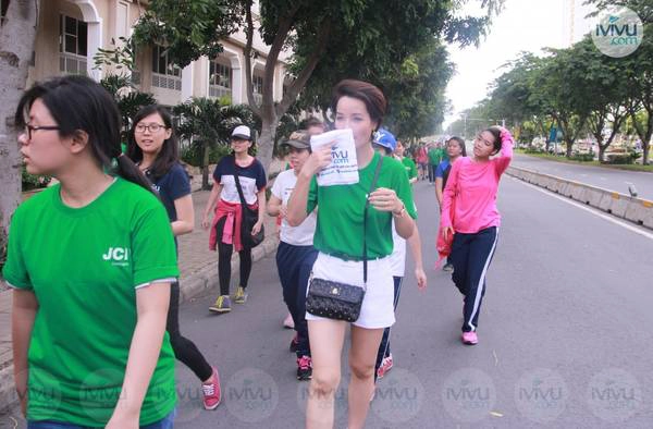 Diễn viên Mai Thu Huyền, sau một quãng đường chạy cũng được các nhân viên của iVIVU.com tiếp sức. Ảnh: iVIVU.com