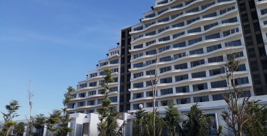 Lấy ý tưởng từ hình dáng của cánh buồm sải cánh ra biển khơi, một khu nghỉ dưỡng hoàn toàn mới nằm yên bình giữa bãi biển hoang sơ và cảnh quan thiên nhiên tuyệt đẹp của vịnh Cam Ranh sẽ chinh phục bất kỳ ai lần đầu tiên đặt chân đến đây. Lấy ý tưởng từ hình dáng của cánh buồm sải cánh ra biển khơi, một khu nghỉ dưỡng hoàn toàn mới nằm yên bình giữa bãi biển hoang sơ và cảnh quan thiên nhiên tuyệt đẹp của vịnh Cam Ranh sẽ chinh phục bất kỳ ai lần đầu tiên đặt chân đến đây.