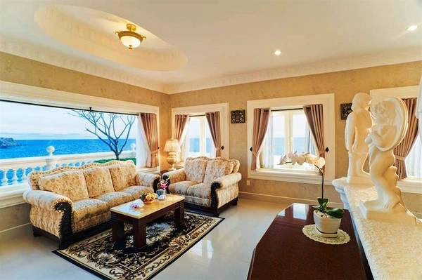 Từ phòng nghỉ và phòng khách, du khách có thể phóng tầm mắt về phía biển. Từ phòng nghỉ và phòng khách, du khách có thể phóng tầm mắt về phía biển.