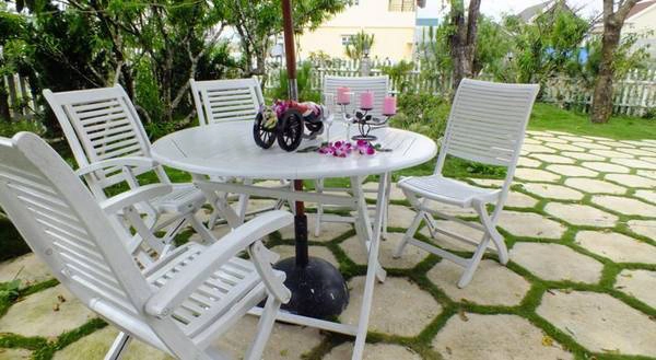 Bộ bàn ghế xinh xắn đặt trong sân khách sạn, nơi để du khách nghỉ chân ngắm cảnh. Bộ bàn ghế xinh xắn đặt trong sân khách sạn, nơi để du khách nghỉ chân ngắm cảnh.