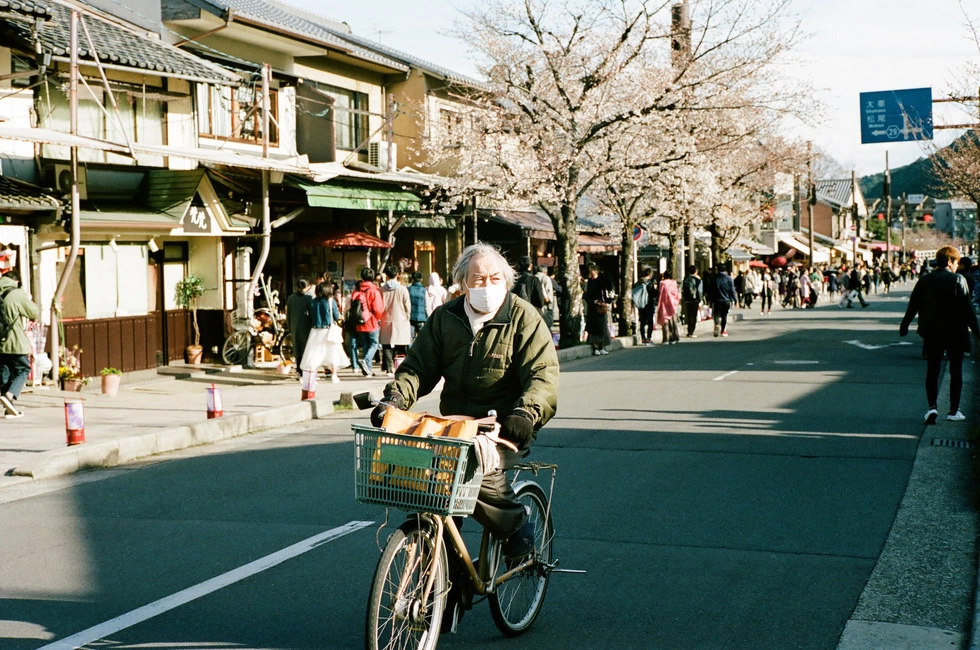 Một cụ ông đạp xe trên phố ở Arashiyama, Kyoto - Ảnh: ĐĂNG TRÌNH