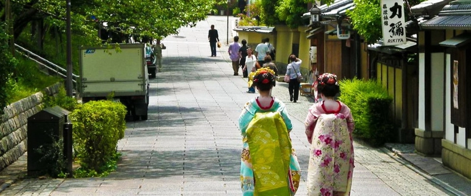 Báo chí nước ngoài thường xuyên thắc mắc câu hỏi liệu có đất nước nào mật độ dân đi lại cao như Nhật Bản mà sạch sẽ, không có thùng đựng chất thải ngoài đường hay không? Truyền thông quốc tế tiếp tục lý giải bí mật cách người dân được nuôi dưỡng, giáo dục ở Nhật Bản để giữ nền văn minh đáng ngưỡng mộ như vậy. Ảnh: JapanTravel. Báo chí nước ngoài thường xuyên thắc mắc câu hỏi liệu có đất nước nào mật độ dân đi lại cao như Nhật Bản mà sạch sẽ, không có thùng đựng chất thải ngoài đường hay không? Truyền thông quốc tế tiếp tục lý giải bí mật cách người dân được nuôi dưỡng, giáo dục ở Nhật Bản để giữ nền văn minh đáng ngưỡng mộ như vậy. Ảnh: JapanTravel.