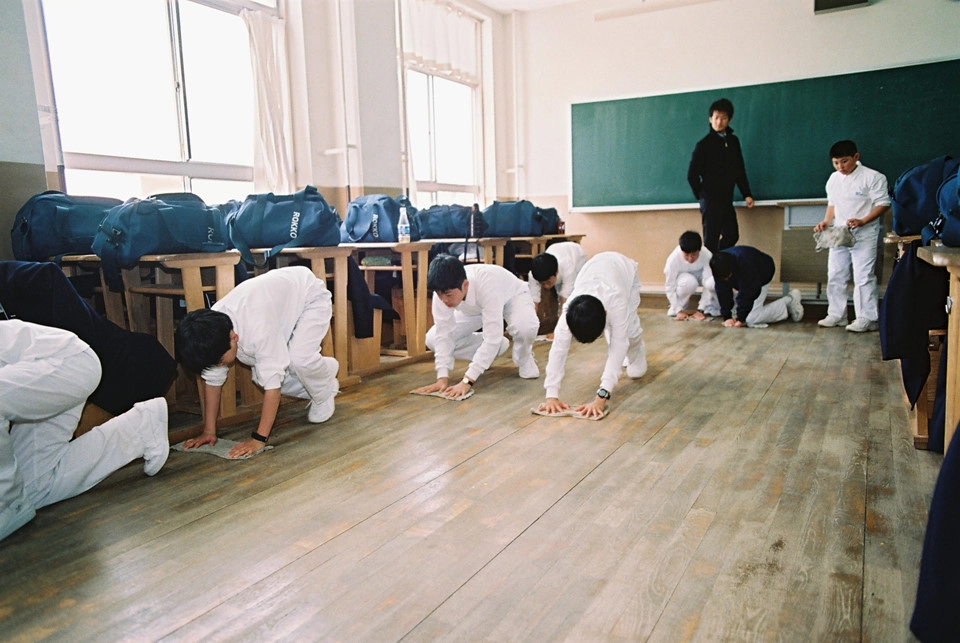 Tinh thần chủ động từ nhỏ: “Không phải ai khác sẽ làm, chúng tôi sẽ giữ gìn vệ sinh công cộng”. Từ bậc tiểu học ở Nhật Bản, các ngôi trường đã giáo dục việc giữ gìn vệ sinh không gian chung cho các em nhỏ. Đến đại học, 12 năm liền học sinh được đào tạo, hướng dẫn tự giữ gìn vệ sinh trường học. Tính tự giác và nhận thức của học sinh Nhật Bản cao đến mức hầu hết trường đại học không cần thuê người giám hộ. Vào thời gian nghỉ trưa, tất cả học sinh, sinh viên tham gia dọn dẹp sân trường với niềm phấn khởi như kỹ năng lao động. Ảnh: FinancialTribune. Tinh thần chủ động từ nhỏ: “Không phải ai khác sẽ làm, chúng tôi sẽ giữ gìn vệ sinh công cộng”. Từ bậc tiểu học ở Nhật Bản, các ngôi trường đã giáo dục việc giữ gìn vệ sinh không gian chung cho các em nhỏ. Đến đại học, 12 năm liền học sinh được đào tạo, hướng dẫn tự giữ gìn vệ sinh trường học. Tính tự giác và nhận thức của học sinh Nhật Bản cao đến mức hầu hết trường đại học không cần thuê người giám hộ. Vào thời gian nghỉ trưa, tất cả học sinh, sinh viên tham gia dọn dẹp sân trường với niềm phấn khởi như kỹ năng lao động. Ảnh: FinancialTribune.