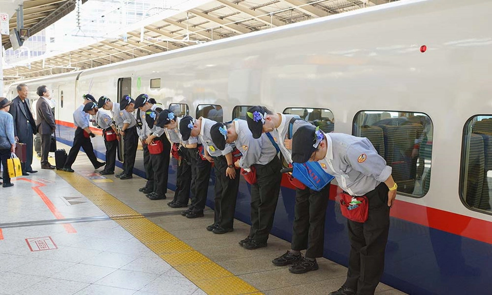 Phương tiện công cộng siêu sạch. Hệ thống giao thông công cộng của Nhật Bản có thể xếp hạng số 1 trên thế giới. Các loại tàu, xe buýt đều đảm bảo vệ độ an toàn, cơ sở vật chất và đặc biệt là rất sạch sẽ. Chính sự sạch sẽ của dịch vụ công cộng Nhật Bản khiến du khách đến nước này cũng dễ “lây”, không ai dám xả rác ra môi trường trong lành của họ. Ảnh: Odyssel. Phương tiện công cộng siêu sạch. Hệ thống giao thông công cộng của Nhật Bản có thể xếp hạng số 1 trên thế giới. Các loại tàu, xe buýt đều đảm bảo vệ độ an toàn, cơ sở vật chất và đặc biệt là rất sạch sẽ. Chính sự sạch sẽ của dịch vụ công cộng Nhật Bản khiến du khách đến nước này cũng dễ “lây”, không ai dám xả rác ra môi trường trong lành của họ. Ảnh: Odyssel.