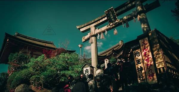 Chùa Thanh Thủy (Kiyomizu Dera) tại cố đô Kyoto. Kiến trúc cổng chữ Thiên rất phổ biến tại các đền chùa ở Nhật Bản. 