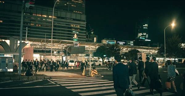 Vội vã, hình ảnh quen thuộc ở đường phố Nhật Bản giờ tan tầm. Ảnh chụp tại Nagoya. 