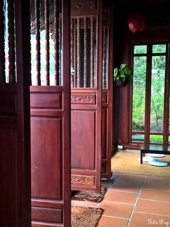 Hệ thống cửa đóng mở tuỳ ý thích của khách, theo đó là sự kết hợp với vách kính tạo nên không gian mở, gần gũi với thiên nhiên.  Ảnh: Tiểu Duy
