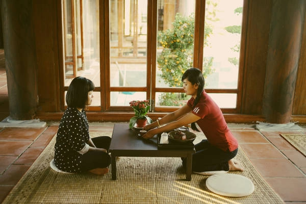Nổi bật là những bộ bàn thấp hình vuông đặt trên chiếc chiếu đơn sơ, xung quanh là những thảm lót dùng để ngồi.