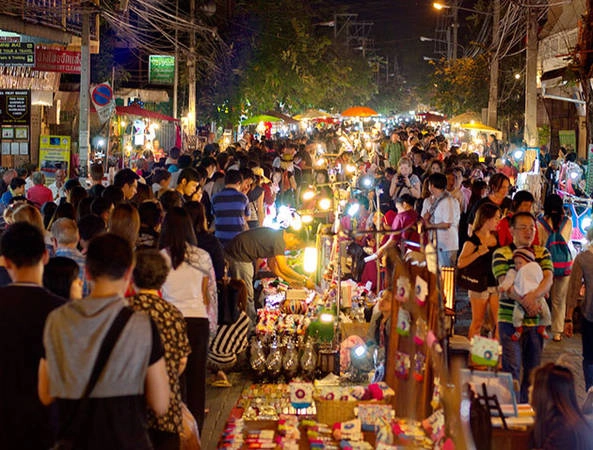 Bắt đầu mở chợ từ 4h chiều đến nửa đêm và chỉ họp vào ngày Chủ Nhật, con đường dài 1km bắt đầu từ Cổng Tha Phae đến cuối đường Ratchadamnoen là nơi bày những gian hàng bày bán đủ mọi mặt hàng thú vị cho bạn tha hồ lựa chọn, từ quần áo, sách vở đến hương trầm, tượng voi bằng gỗ nhỏ và vô số các đồ lưu niệm đẹp mắt khác.