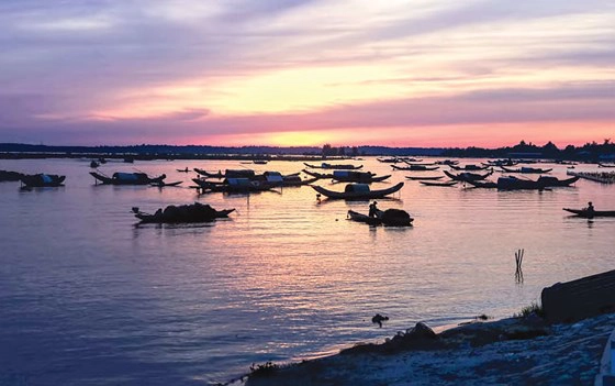 Ngư dân đánh bắt cá tôm lúc rạng sáng trên phá Tam Giang. Ngư dân đánh bắt cá tôm lúc rạng sáng trên phá Tam Giang.