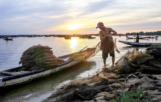 Ngư dân thu ngư cụ chuẩn bị cho chuyến đánh bắt ngày hôm sau. Ngư dân thu ngư cụ chuẩn bị cho chuyến đánh bắt ngày hôm sau.