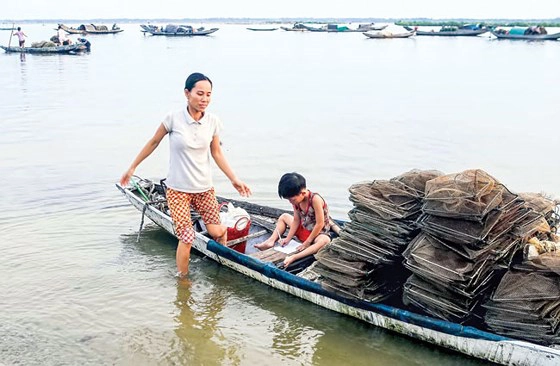 Những con chữ giữa mặt phá. Những con chữ giữa mặt phá.