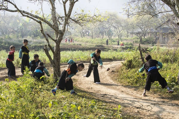 Các em chơi cù, đánh quay, ném pao... - Ảnh: Nguyễn Vũ Phước