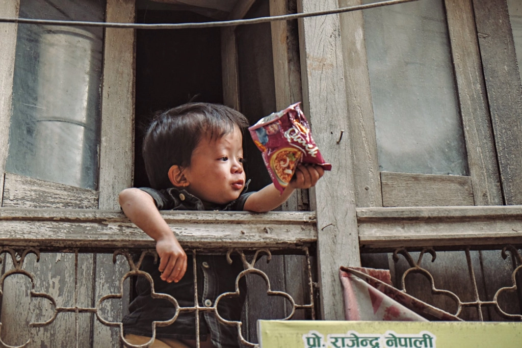 Trở về từ chuyến đi, những đôi mắt ngây thơ, thuần khiết, khuôn mặt lấm lem lấp ló sau cánh cửa gỗ xập xệ chiếm trọn bộ ảnh trong hành trình của tôi. Sáng sáng, mấy đứa nhỏ ở đây sẽ lẽo đẽo theo chân khách du lịch xin tiền, xin ăn, mè nheo đến khi nào bạn chịu mua que kem chúng bán. Trở về từ chuyến đi, những đôi mắt ngây thơ, thuần khiết, khuôn mặt lấm lem lấp ló sau cánh cửa gỗ xập xệ chiếm trọn bộ ảnh trong hành trình của tôi. Sáng sáng, mấy đứa nhỏ ở đây sẽ lẽo đẽo theo chân khách du lịch xin tiền, xin ăn, mè nheo đến khi nào bạn chịu mua que kem chúng bán.