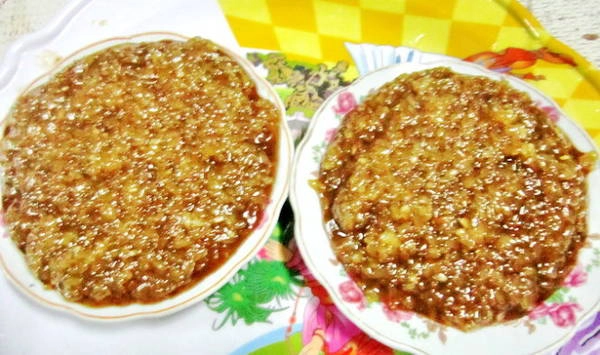 Những bát chè con ong bóng mượt màu mật ong - Ảnh: N.T.Lượng Những bát chè con ong bóng mượt màu mật ong - Ảnh: N.T.Lượng