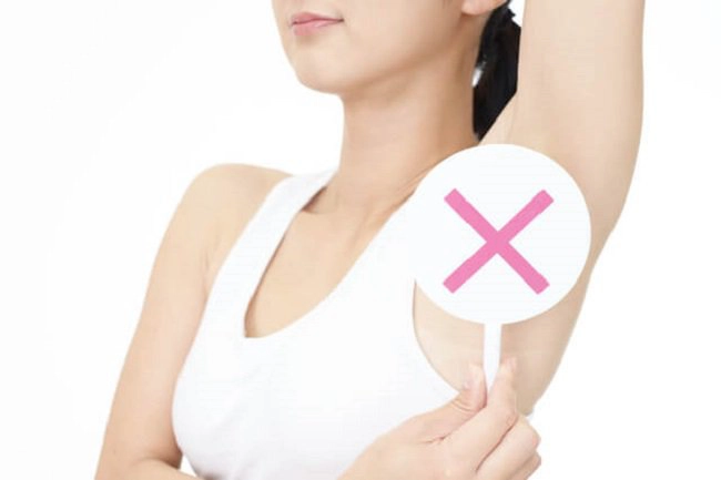 Nhổ lông nách bị viêm