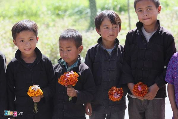 Giá mỗi bó là 10.000 đồng nhưng rất ít người mua. Các bé phải đứng xếp hàng trong nắng chờ đợi dọc đường vào.