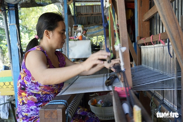 Thế nhưng những khung cửi dệt tay vẫn còn được ưa chuộng vì sản phẩm thủ công luôn có giá trị với nhiều người - Ảnh: NGỌC TÀI Thế nhưng những khung cửi dệt tay vẫn còn được ưa chuộng vì sản phẩm thủ công luôn có giá trị với nhiều người - Ảnh: NGỌC TÀI