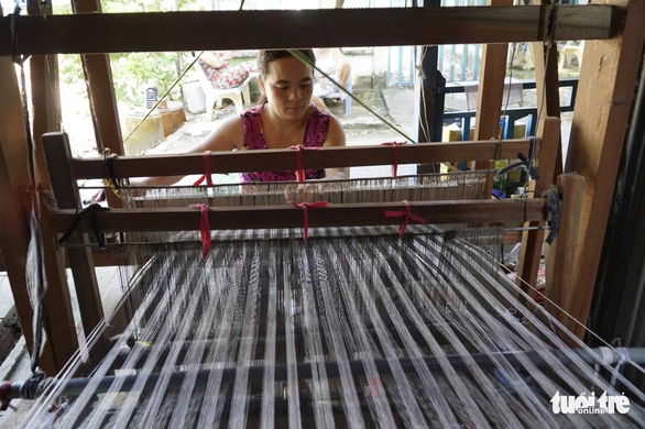 Khăn rằn vẫn giữ một vị trí quan trọng trong bộ sưu tập sản phẩm làng nghề dệt choàng Long Khánh. Chúng vừa mang giá trị truyền thống, vừa là sản phẩm nuôi sống làng nghề một thời - Ảnh: NGỌC TÀI Khăn rằn vẫn giữ một vị trí quan trọng trong bộ sưu tập sản phẩm làng nghề dệt choàng Long Khánh. Chúng vừa mang giá trị truyền thống, vừa là sản phẩm nuôi sống làng nghề một thời - Ảnh: NGỌC TÀI