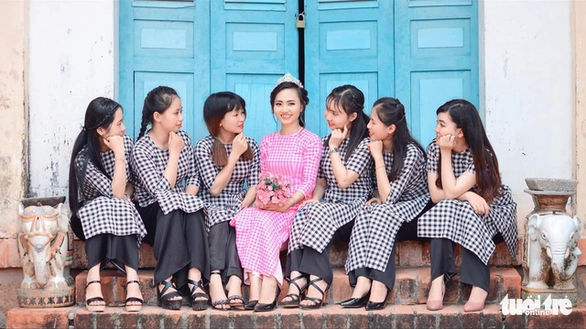 Trang phục cưới của người con gái Long Khánh là những chiếc áo dài làm từ sản phẩm làng nghề dệt - Ảnh: THÁI KHÔI Trang phục cưới của người con gái Long Khánh là những chiếc áo dài làm từ sản phẩm làng nghề dệt - Ảnh: THÁI KHÔI