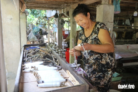 Làng nghề nằm ở huyện đầu nguồn. Những gian nhà sàn chống lũ thường được tận dụng mỗi góc nhỏ để sản xuất khăn choàng. Gia đình bà Phạm Thị Mận chia nhau làm các công đoạn nấu, nhuộm màu, phơi khô, quay chỉ, móc cửi, dệt - Ảnh: NGỌC TÀI Làng nghề nằm ở huyện đầu nguồn. Những gian nhà sàn chống lũ thường được tận dụng mỗi góc nhỏ để sản xuất khăn choàng. Gia đình bà Phạm Thị Mận chia nhau làm các công đoạn nấu, nhuộm màu, phơi khô, quay chỉ, móc cửi, dệt - Ảnh: NGỌC TÀI