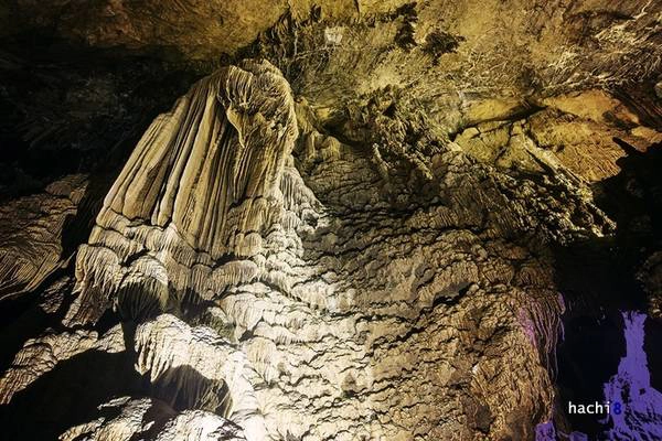 Vào Lùng Khúy bạn như lạc trong một thế giới riêng của hang động, từ bức tường đá vừa mềm mại vừa sừng sững, uy nghiêm, cho đến những chùm đèn điệu đà như nở hoa trên tường đá. Vào Lùng Khúy bạn như lạc trong một thế giới riêng của hang động, từ bức tường đá vừa mềm mại vừa sừng sững, uy nghiêm, cho đến những chùm đèn điệu đà như nở hoa trên tường đá.