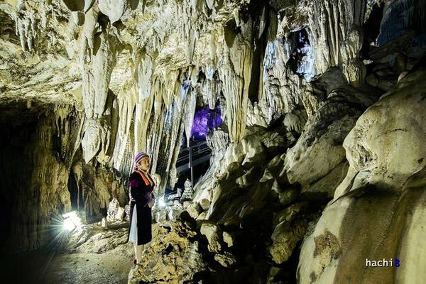 Huyện Quản Bạ mở cửa chào đón du khách vào tham quan hang Lùng Khúy từ ngày 12/11/2015, thu hút gần 200 lượt du khách trong và ngoài nước. Vé cho một người vào hang là 50.000 đồng. Huyện Quản Bạ mở cửa chào đón du khách vào tham quan hang Lùng Khúy từ ngày 12/11/2015, thu hút gần 200 lượt du khách trong và ngoài nước. Vé cho một người vào hang là 50.000 đồng.