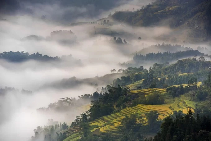 Tả Sử Choóng nằm cách trung tâm huyện Hoàng Su Phì khoảng 21 km về phía tây nam. Nơi đây có đông dân tộc Mông sinh sống, được thiên nhiên ưu ái ban cho nhiều điều kiện lý tưởng để phát triển du lịch như xã nằm trong quần thể di tích quốc gia ruộng bậc thang, có những cánh rừng nguyên sinh, khu rừng chè Shan tuyết cổ thụ hay các thác nước tự nhiên.