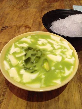 Sự kết hợp giữa hai hương vị cực kì được yêu thích tạo nên sức hấp dẫn “không thể chối từ” của tào phớ trà sữa Thái. (Ảnh: Internet) Sự kết hợp giữa hai hương vị cực kì được yêu thích tạo nên sức hấp dẫn “không thể chối từ” của tào phớ trà sữa Thái. (Ảnh: Internet)