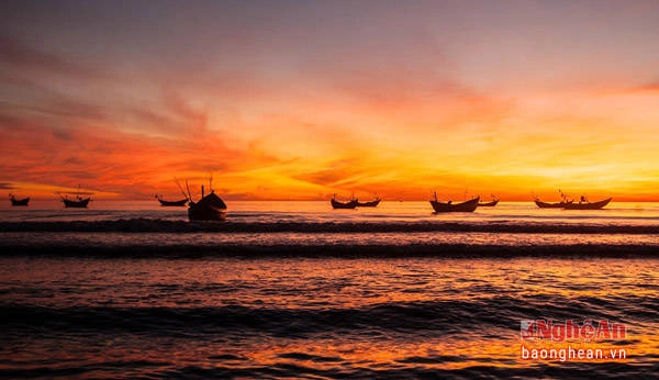 Vào mỗi buổi bình minh, du khách sẽ cảm nhận như có một Cửa Lò khác mỗi khi thuyền về. Bãi biển Cửa Lò là được xem một trong những bãi biển đẹp nhất miền Bắc. (Ảnh: Sách Nguyễn)
