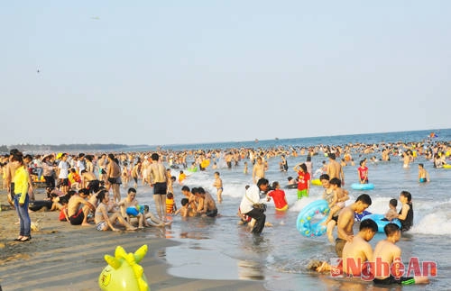 Ngày hè sôi động trên bãi biển Cửa Lò.