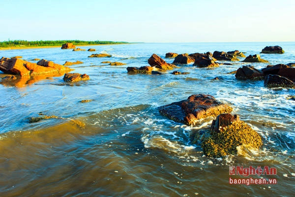 Biển Cửa Hiền nằm ở xã Diễn Trung (Diễn Châu) là nơi rất thích hợp cho những đôi uyên ương tìm không gian yên bình lưu giữ kỷ niệm đẹp. (Ảnh: Sách Nguyễn)