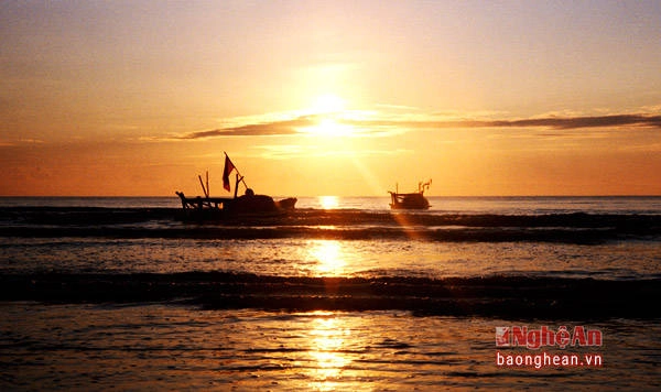Bình minh trên biển Diễn Thành. (Ảnh: Sách Nguyễn)