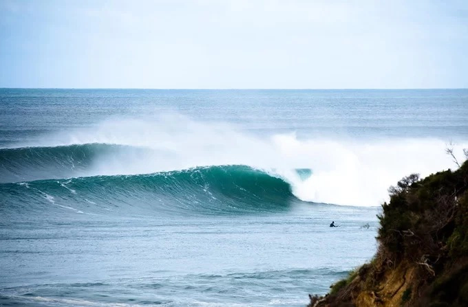 Bells: Nơi tốt nhất để lướt sóng  Cách Melbourne khoảng 100 km về phía tây nam dọc theo đường Great Ocean, biển Bells là thiên đường của những người đam mê lướt sóng trên toàn thế giới. Những vách đá cao tạo nên ấn tượng cho bãi biển, do đó những điểm lướt sóng ở đây chỉ dành cho người có kinh nghiệm. Nơi đây cũng có các rạn san hô đẹp dành cho những ai thích khám phá đại dương. Ảnh: Sufer.