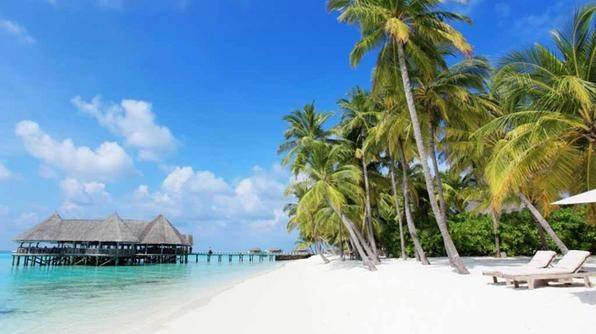 <strong>10. Maldives. </strong>Hòn đảo tuyệt đẹp ở Ấn Độ Dương, gần Sri Lanka này đã “quyến rũ” các sao như Eva Longoria, Penelope Cruz, Kate Moss và Jude Law với làn nước ấm và những bãi cát trắng mượt mà. Khách sạn: Velassaru Maldives, Kanuhura. <strong>10. Maldives. </strong>Hòn đảo tuyệt đẹp ở Ấn Độ Dương, gần Sri Lanka này đã “quyến rũ” các sao như Eva Longoria, Penelope Cruz, Kate Moss và Jude Law với làn nước ấm và những bãi cát trắng mượt mà. Khách sạn: Velassaru Maldives, Kanuhura.