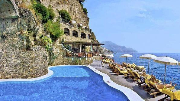 <strong>7. Amalfi Coast, Italy. </strong>Khách sạn Santa Caterina cheo leo bên ghềnh đá này được cho là “nơi tình yêu bắt đầu” của Brad Pitt và Angelina trong thời gian quay bộ phim Mr. and Mrs. Smith. <strong>7. Amalfi Coast, Italy. </strong>Khách sạn Santa Caterina cheo leo bên ghềnh đá này được cho là “nơi tình yêu bắt đầu” của Brad Pitt và Angelina trong thời gian quay bộ phim Mr. and Mrs. Smith.
