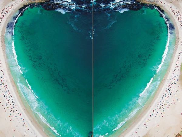 Hình đôi tạo hình trái tim của bãi biển Camps Bay, Cape Town, Nam Phi.
