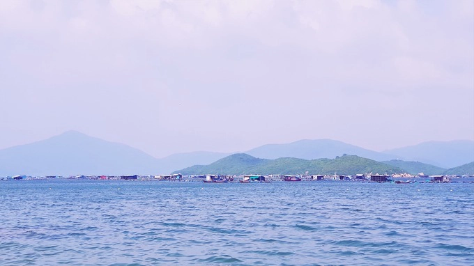 Sơn Đừng Bãi biển Sơn Đừng (Xuân Đừng) thuộc địa phận tỉnh Vạn Ninh, Khánh Hoàm cách Nha Trang khoảng 2 tiếng đi xe máy. Đây vẫn là cái tên xa lạ với du khách và còn giữ được nhiều nét hoang sơ. Biển Sơn Đừng nằm sâu trong vịnh Vân Phong, được bao bọc bởi các dãy núi cao nên sóng êm, thích hợp cho các hoạt động bơi lặn và tham quan. Ảnh: Khương Văn. Sơn Đừng Bãi biển Sơn Đừng (Xuân Đừng) thuộc địa phận tỉnh Vạn Ninh, Khánh Hoàm cách Nha Trang khoảng 2 tiếng đi xe máy. Đây vẫn là cái tên xa lạ với du khách và còn giữ được nhiều nét hoang sơ. Biển Sơn Đừng nằm sâu trong vịnh Vân Phong, được bao bọc bởi các dãy núi cao nên sóng êm, thích hợp cho các hoạt động bơi lặn và tham quan. Ảnh: Khương Văn.