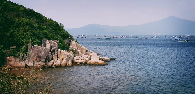 Điểm thú vị của Sơn Đừng là những mạch nước ngầm sát mép biển, người dân thường đào hố ngay trên bãi cát để lấy nước ngọt sinh hoạt. Các dịch vụ du lịch ở đây chủ yếu do dân bản địa tự làm nên giá cả cũng phải chăng và nhiệt tình. Để đến Sơn Đừng, du khách có thể đi tàu từ vịnh Vân Phong hoặc đi xe theo hướng đèo Cổ Mã đến bán đảo đầm Mô. Ảnh: Khương Văn. Điểm thú vị của Sơn Đừng là những mạch nước ngầm sát mép biển, người dân thường đào hố ngay trên bãi cát để lấy nước ngọt sinh hoạt. Các dịch vụ du lịch ở đây chủ yếu do dân bản địa tự làm nên giá cả cũng phải chăng và nhiệt tình. Để đến Sơn Đừng, du khách có thể đi tàu từ vịnh Vân Phong hoặc đi xe theo hướng đèo Cổ Mã đến bán đảo đầm Mô. Ảnh: Khương Văn.