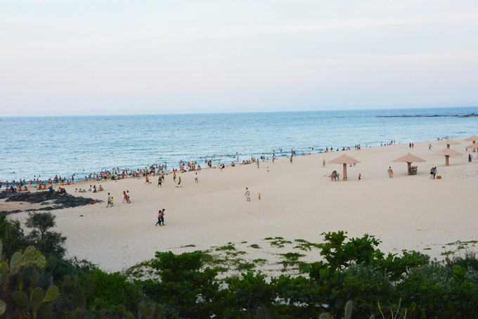 Bãi Xép Bãi Xép nằm gọn trong một làng chài thanh bình, cách thành phố Tuy Hoà khoảng 14 km. Trước đây, Bãi Xép hiếm khi có người lui tới nhưng từ khi bộ phim “Tôi thấy hoa vàng trên cỏ xanh” được công chiếu thì bãi biển này cũng được biết đến nhiều hơn. Đến Bãi Xép du khách không chỉ được ngắm nhìn cảnh sắc thiên nhiên tươi mát, mà còn được đắm mình trong làn nước trong veo, dạo chơi trên những bãi cỏ xanh rờn. Biển ở đây đẹp nhưng sóng mạnh và có nguồn nước rút và xoáy khá nguy hiểm. Ảnh: Vy An. Bãi Xép Bãi Xép nằm gọn trong một làng chài thanh bình, cách thành phố Tuy Hoà khoảng 14 km. Trước đây, Bãi Xép hiếm khi có người lui tới nhưng từ khi bộ phim “Tôi thấy hoa vàng trên cỏ xanh” được công chiếu thì bãi biển này cũng được biết đến nhiều hơn. Đến Bãi Xép du khách không chỉ được ngắm nhìn cảnh sắc thiên nhiên tươi mát, mà còn được đắm mình trong làn nước trong veo, dạo chơi trên những bãi cỏ xanh rờn. Biển ở đây đẹp nhưng sóng mạnh và có nguồn nước rút và xoáy khá nguy hiểm. Ảnh: Vy An.