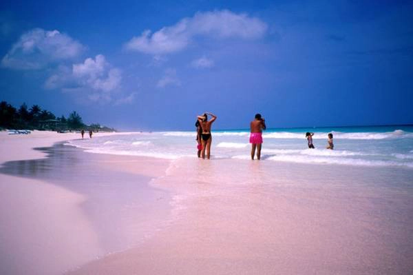 Trên đảo Harbour thuộc quần đảo Bahamas ở Đại Tây Dương, gần bang Florida của Mỹ, là nơi có Coral Pink Sand Beach, bãi cát hồng nổi tiếng và là một trong những bãi biển đẹp nhất thế giới. Ảnh: WordPress. Trên đảo Harbour thuộc quần đảo Bahamas ở Đại Tây Dương, gần bang Florida của Mỹ, là nơi có Coral Pink Sand Beach, bãi cát hồng nổi tiếng và là một trong những bãi biển đẹp nhất thế giới. Ảnh: WordPress.