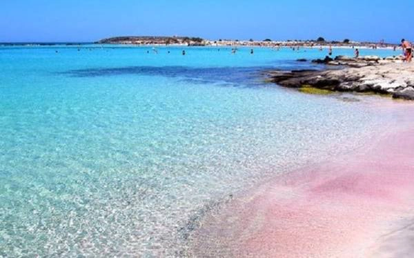 Theo nhiều du khách, đầm phá Elafonissi (còn có tên Balos) ở tây nam đảo Crete của Hy Lạp xứng danh là một thiên đường. Bãi cát hồng ánh vàng mịn màn viền quanh, làn nước màu lam ngọc trong vắt và hơi nông đã khiến du khách mê đắm. Ảnh: WordPress. Theo nhiều du khách, đầm phá Elafonissi (còn có tên Balos) ở tây nam đảo Crete của Hy Lạp xứng danh là một thiên đường. Bãi cát hồng ánh vàng mịn màn viền quanh, làn nước màu lam ngọc trong vắt và hơi nông đã khiến du khách mê đắm. Ảnh: WordPress.